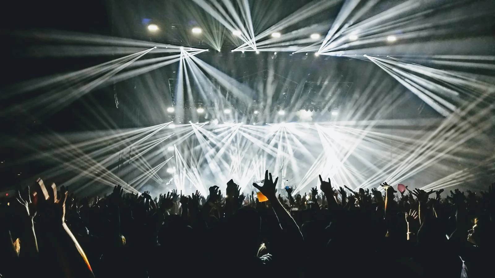 מופע K-Pop עם קהל ולייטסטיקים